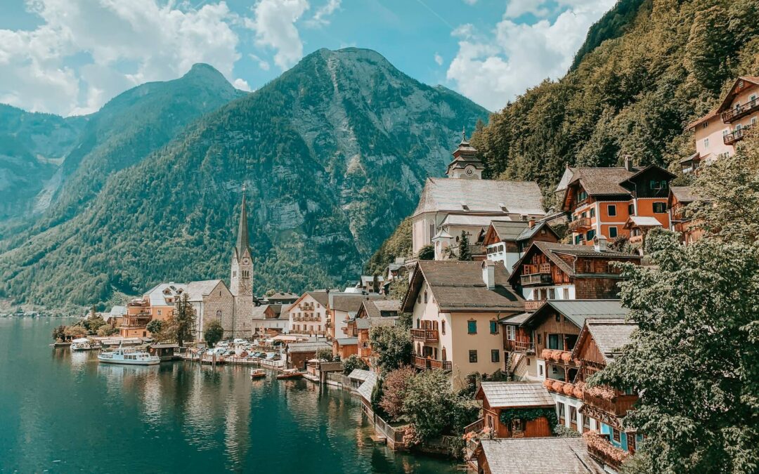 Vy över staden Hallstatt, en av topp 10 resmål i Europa.